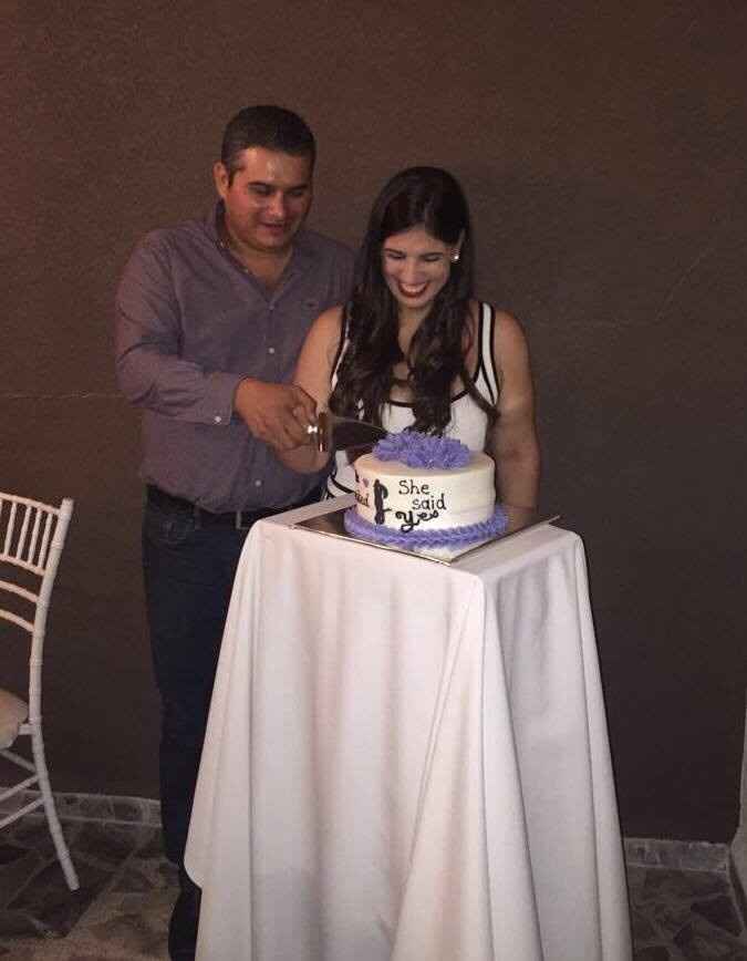 Practicando la partida del pastel para la boda