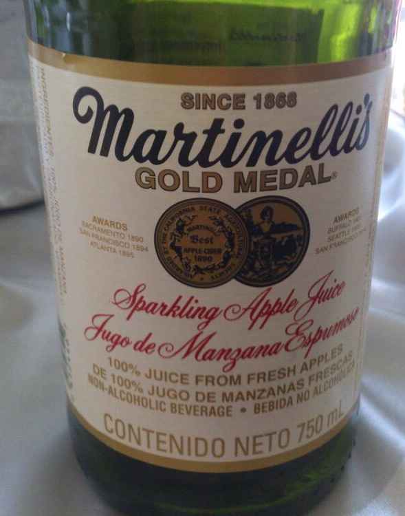 Vino espumoso para el brindis con los invitados... - 1