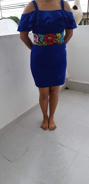 Probe un vestido azul, con el cituron bordado por la convinacion de colores
