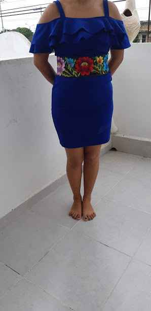 Probe un vestido azul, con el cituron bordado por la convinacion de colores
