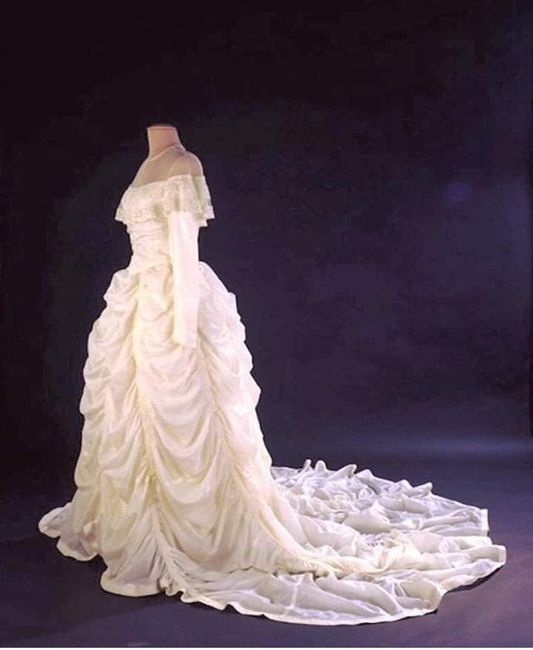 La novia que confeccionó su vestido de boda con la tela del paracaídas que salvó la vida a su promet