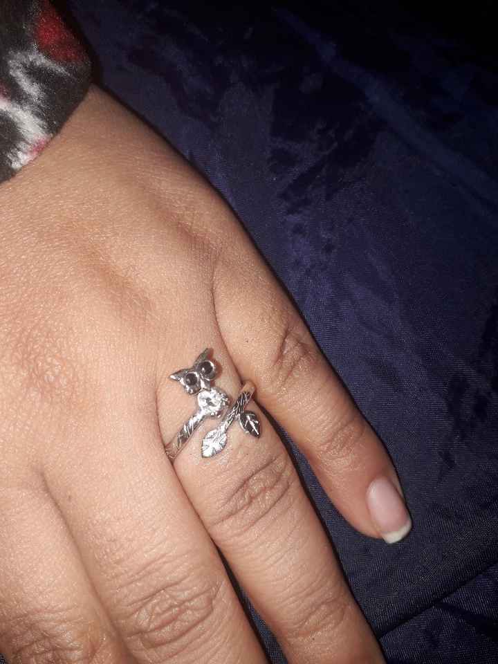 No dejó de ver mi anillo - 1