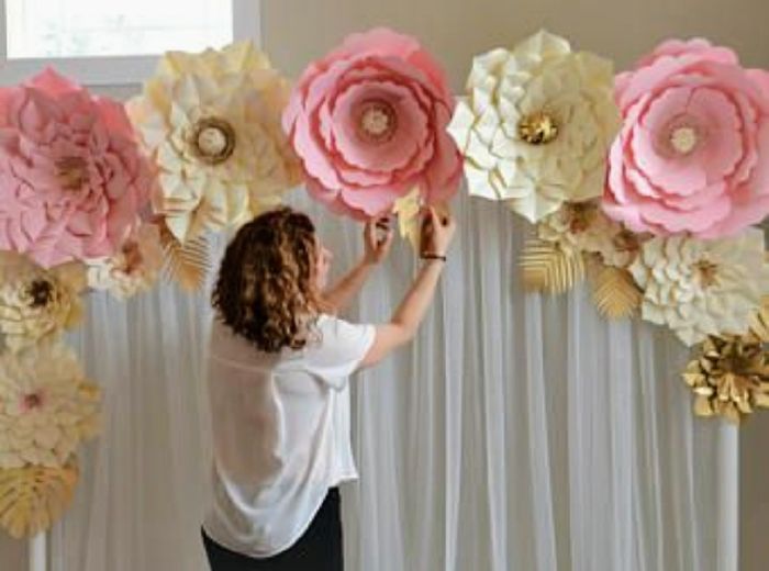 Flores gigantes decorativas en tu boda.así lucen en silla y cortina y así se hacen (diy) 5