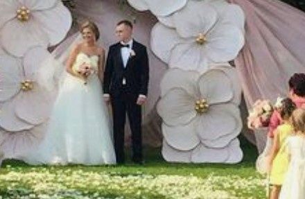 Flores gigantes decorativas en tu boda.así lucen en silla y cortina y así se hacen (diy) 31