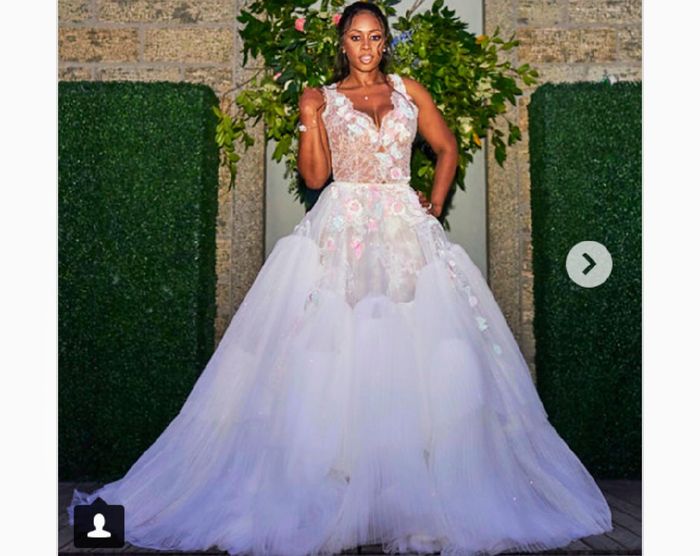 Novia se casó con hermodo vestido con mariposas. Un cambio. - 4