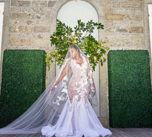 Novia se casó con hermodo vestido con mariposas. Un cambio. - 7
