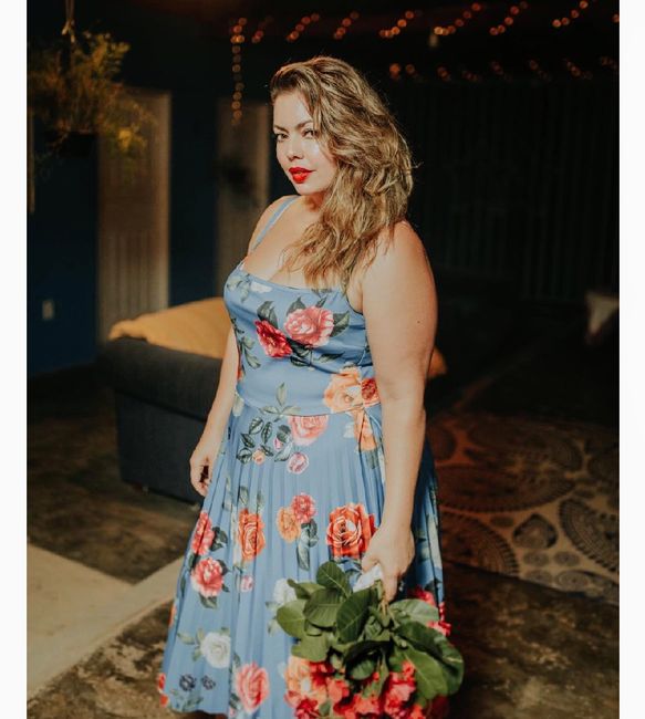 Modelo se casa en vestido de colores y sandalias playeras - 9
