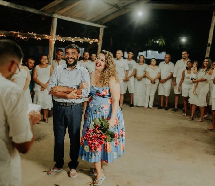 Modelo se casa en vestido de colores y sandalias playeras - 10