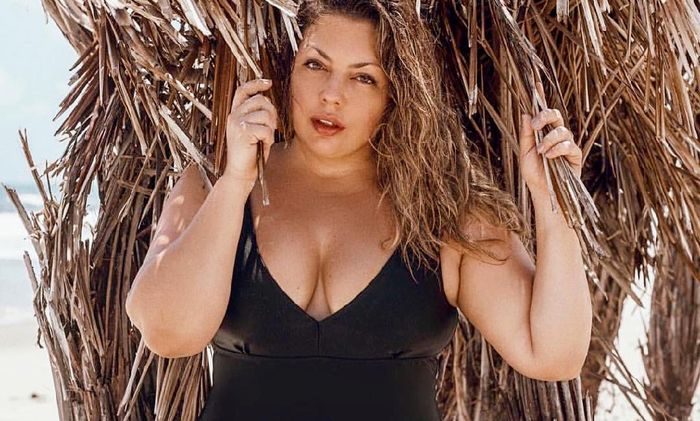 Modelo se casa en vestido de colores y sandalias playeras - 15