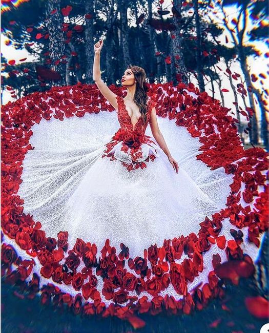 Vestido de novia con pétalos rojos.  Está Hermoso! 10
