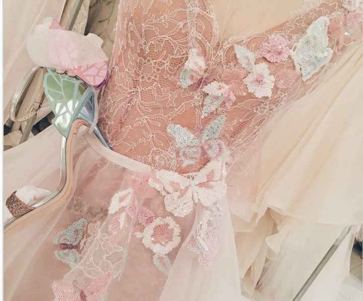 Novia se casó con hermodo vestido con mariposas. Un cambio. - 8