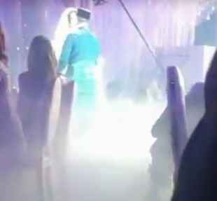 💒rey se casa con modelo y renuncia al reynado. - 8