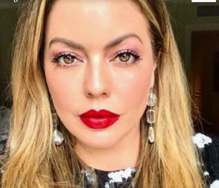 Modelo se casa en vestido de colores y sandalias playeras - 17