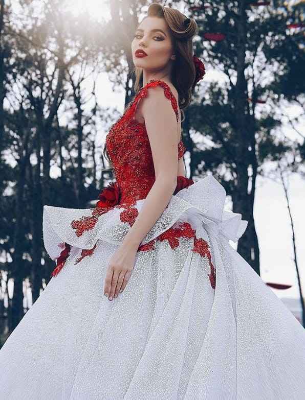 Vestido de novia con pétalos rojos.  Está Hermoso! - 8