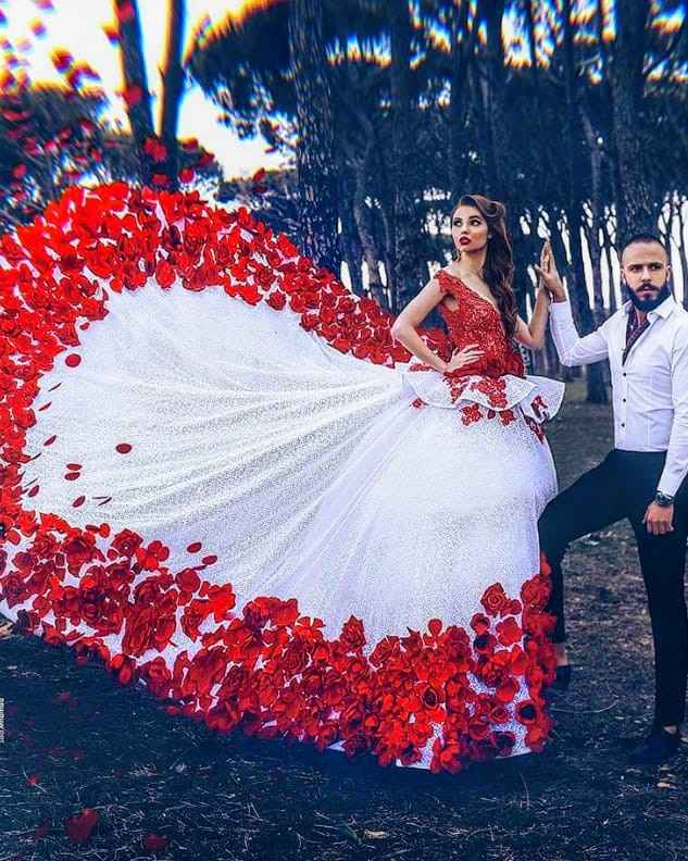 Vestido de novia con pétalos rojos.  Está Hermoso! - 9