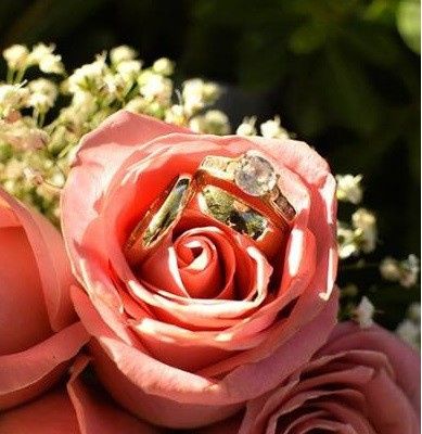 mi anillo de compromiso y nuestras argollas de matrimonio 