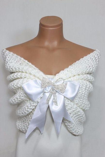 Boleros y estolas para novias 11
