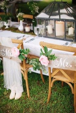 Ideas para decorar las sillas de los novios 8