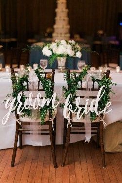 Ideas para decorar las sillas de los novios 10
