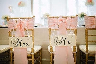 Ideas para decorar las sillas de los novios 17
