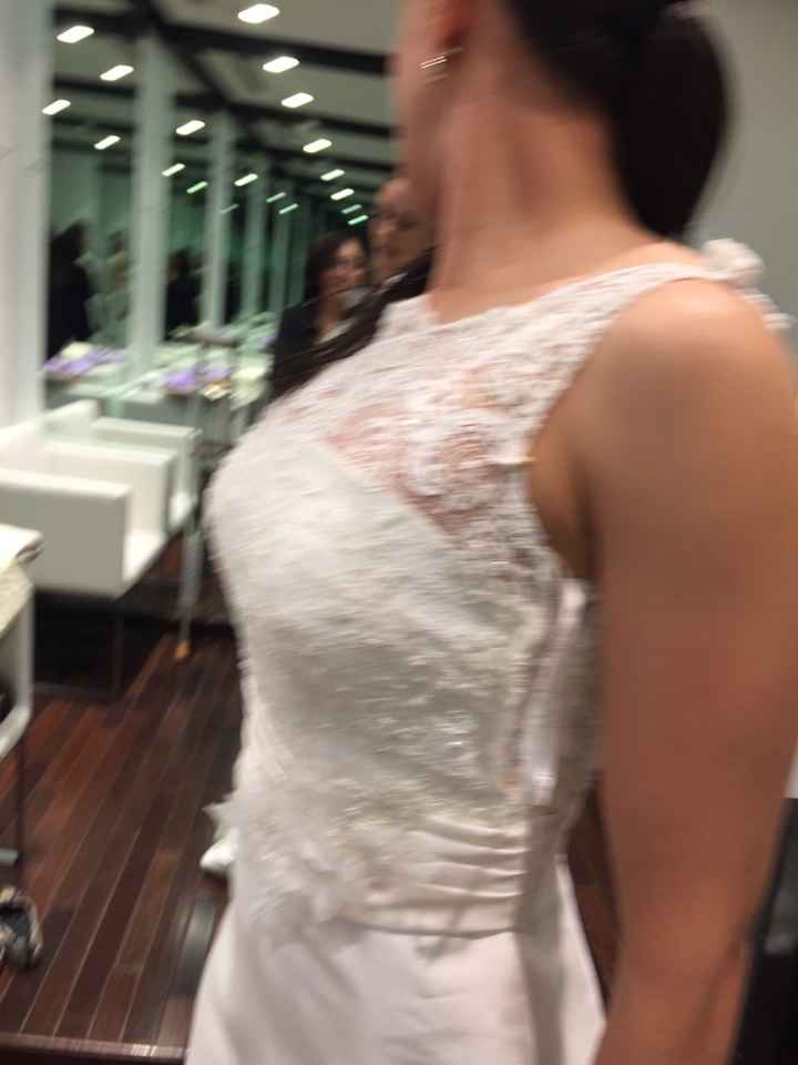Les comparto la foto de mi prueba de vestido pero hay algo en ella que no está bien. - 1