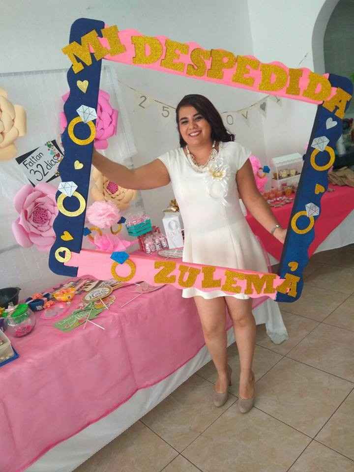 El vestido que se supone usaria pero lo manche jajaja soy un desastre con el color blanco 