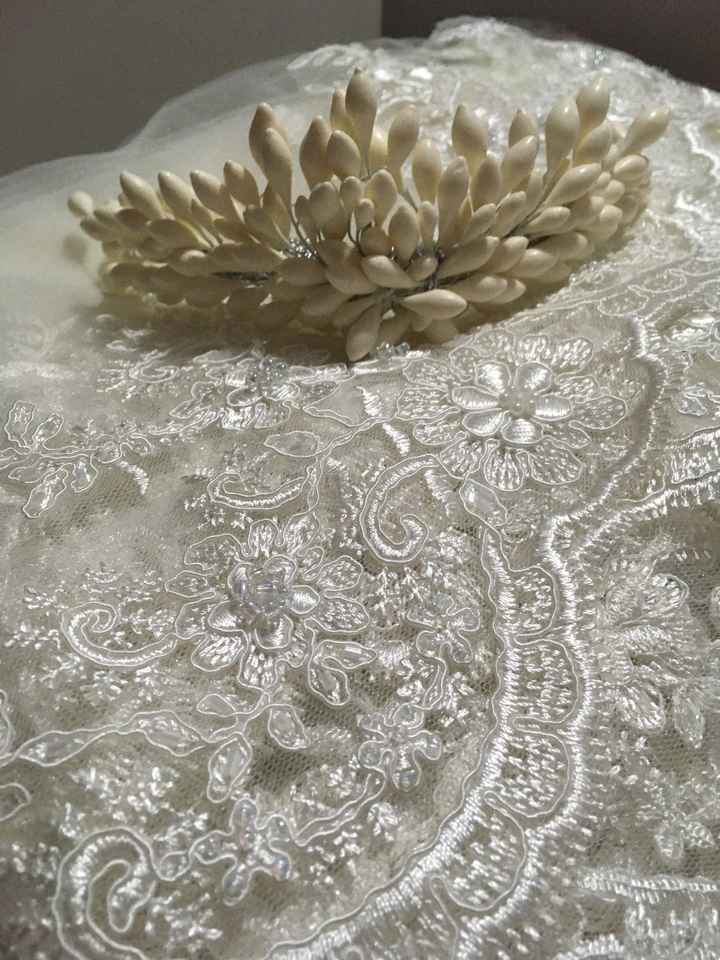"Bride's Tiara y/o Corona, Tocado o Azar" - 1