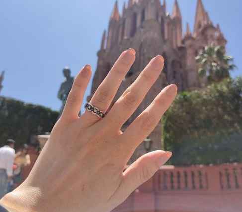 📸 Publica una foto mostrando su anillo de compromiso o alianza de boda - 1