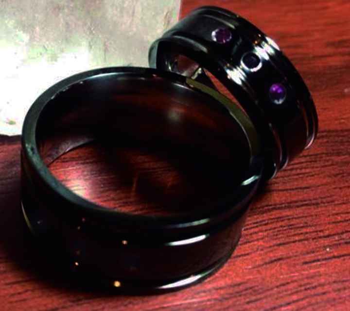anillos en negro