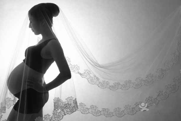 Pregnant veil( le cambiaría el outfit a blanco y un sash)