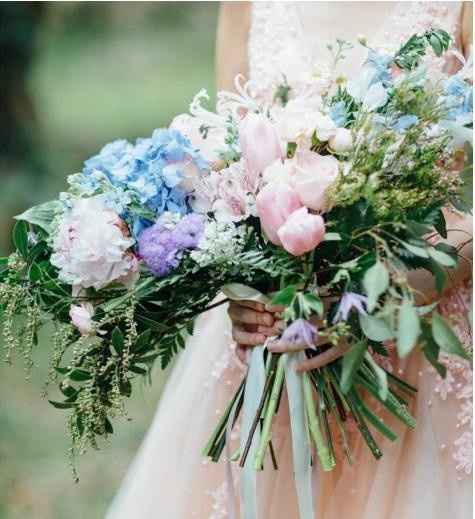 En colores pastel. En este caso, recuerda que el azul y el rosa deben premodiminar, pues son los col