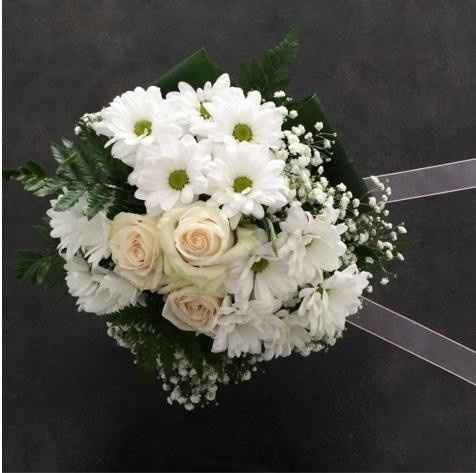 Elegancia. Dale la vuelta al típico ramo de rosas blancas con unas hermosas margaritas. 