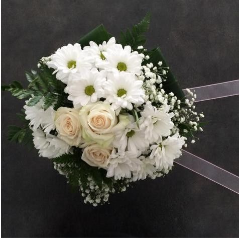 Elegancia. Dale la vuelta al típico ramo de rosas blancas con unas hermosas margaritas. 