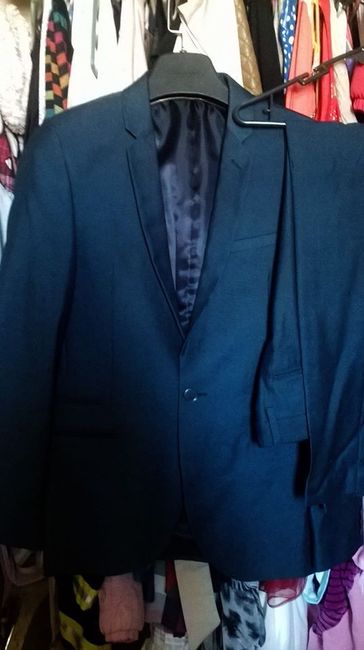 Traje lleva camisa negra y corbata azul serenety