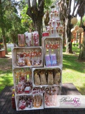 Mesa de dulces con cajas de madera 10