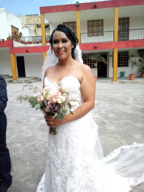 muy feliz esperando a entrar a la iglesia