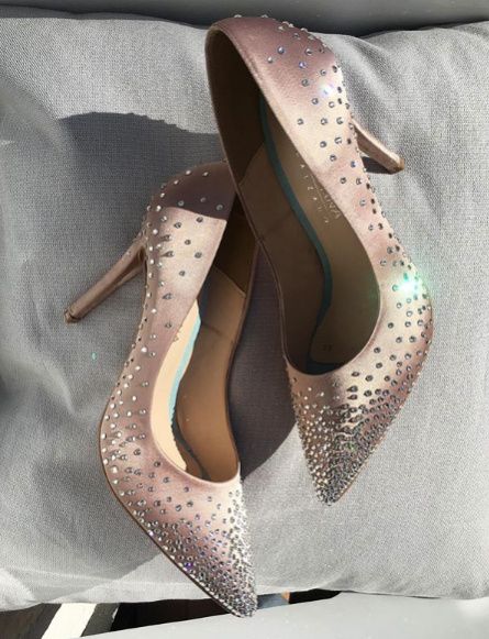 son rose gold y tienen detalles que combinan con accesorios plata