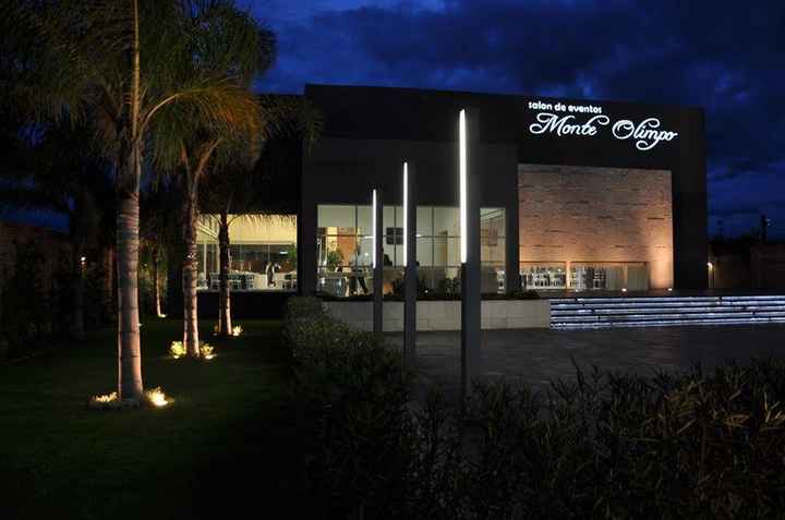 y ahí se alcanza a ver el jardín que está en la entrada