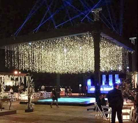 pista con cielo de luces