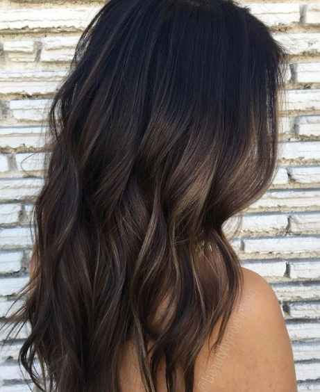 Y lowlights son mechas más gruesas pero en tonos muy muy cercanos al natural solo para dar vida