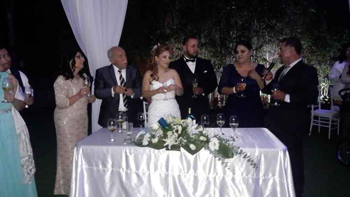 Mi suegro haciendo el brindis
