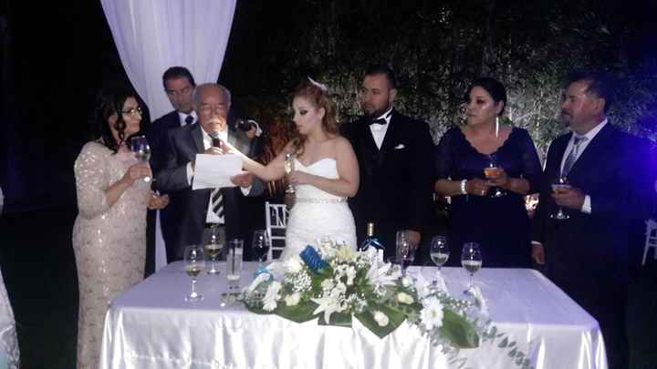 Mi papi haciendo el brindis