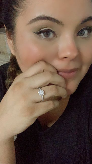 Dia Festivo y de presumir su anillo de compromiso - 3