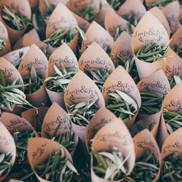 Arroz, pétalos, burbujas o nada? Al salir del templo😐 - 1