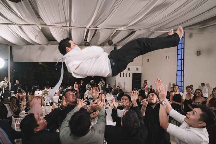 Mi marido pesa alrededor de 100 kilos y aún así lo lanzaron alto jaja