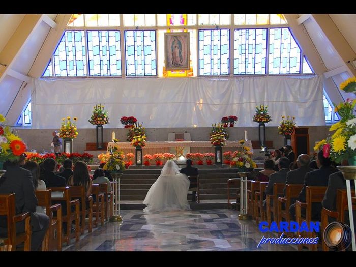 ya adentro en la iglesia