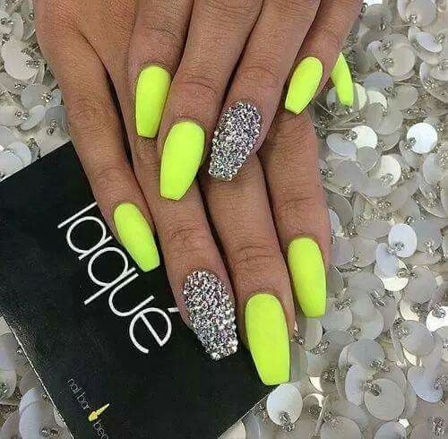 Uñas tradicionales o extravagantes....... - 23