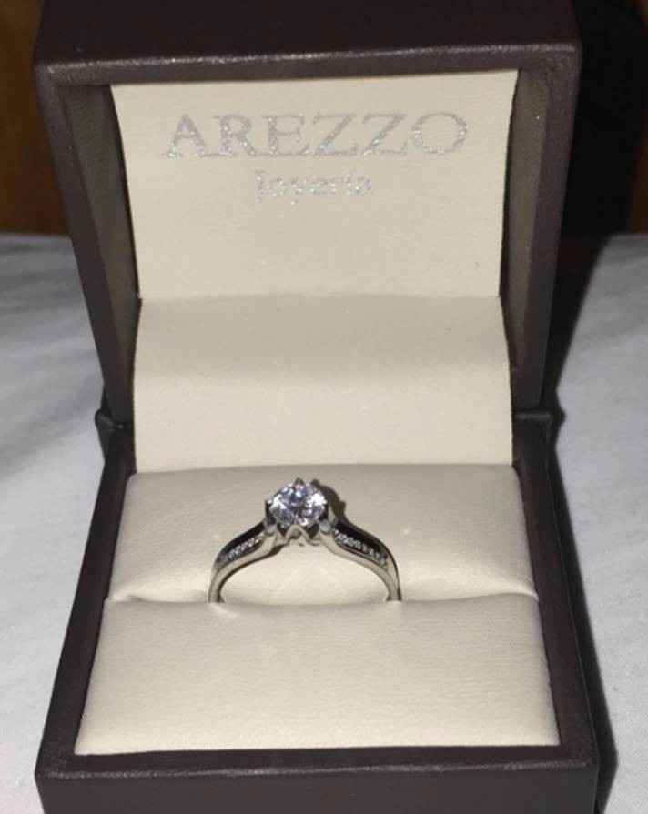 Mi precioso anillo de compromiso