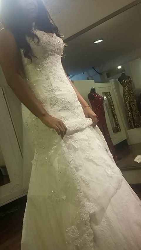 Sosteniéndolo para que le tomen el largo