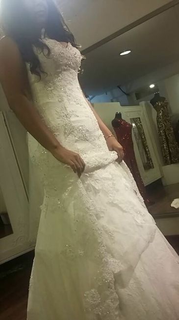 Sosteniéndolo para que le tomen el largo